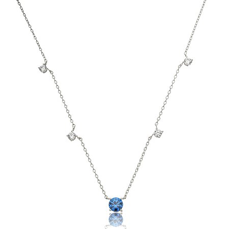 Colar com pingente cravejado de zircônia safira e cristal banho em ródio branco