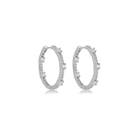 Brinco argola cravejado de zircônia cristal banho em ródio branco