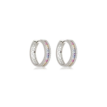 Brinco de argola cravejado de zircônia rainbow banho em ródio branco