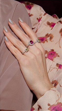 Anel cravejado de zircônia pink banho em ródio branco