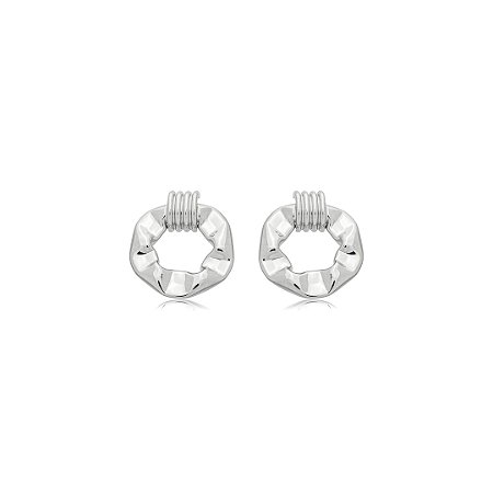 Brinco liso orgânico banho em ródio branco