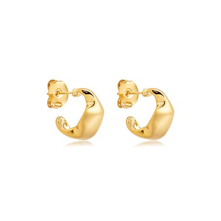 Brinco de argola liso acetinado banho em ouro 18k
