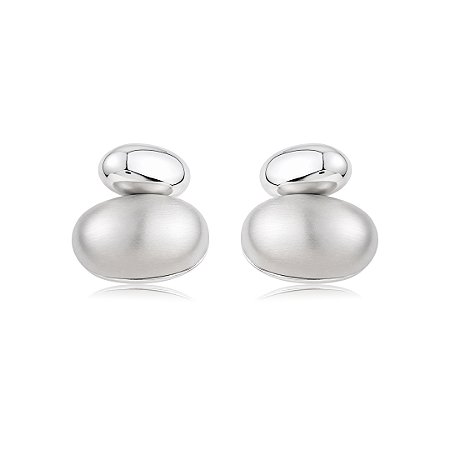 Brinco liso acetinado banho em rodio branco