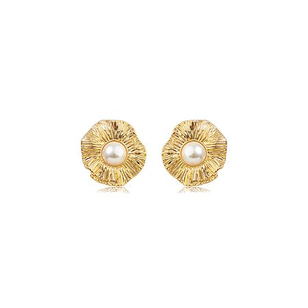 Brinco de flor dourado com pérola shell banho em ouro 18k
