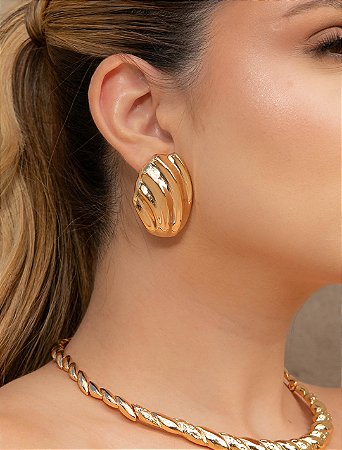 Brinco dourado liso banho em ouro 18k