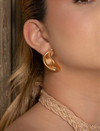 Brinco liso acetinado banho em ouro 18k