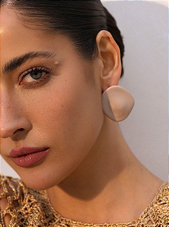 Brinco dourado esmaltado banho em ouro 18k