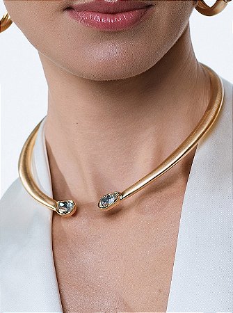 Aro acetinado liso com detalhe em zircônia cristal banho em ouro 18k