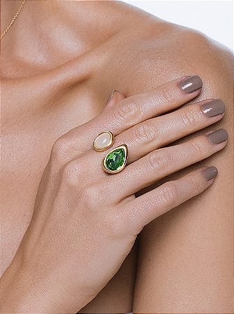 Anel acetinado com zircônia esmeralda e pedra natural banho em ouro 18k