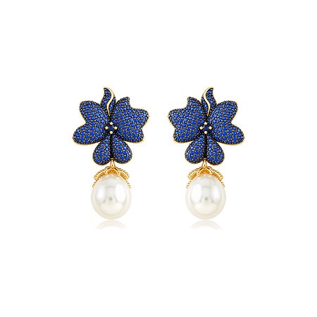 Brinco de flor cravejado de zircônia safira com pérola shell banho em ouro 18k
