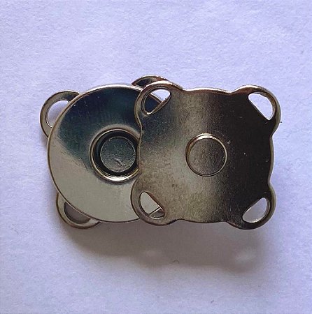 Botão imantado prateado costurável