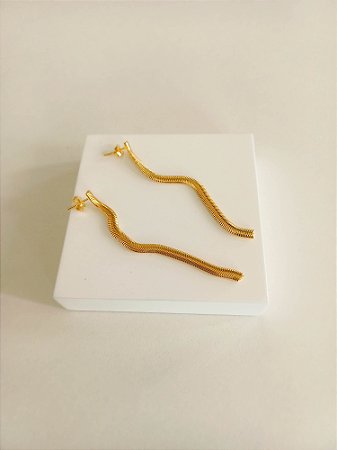 Brinco longo de malha grossa (semijoia banhada a ouro 18k)