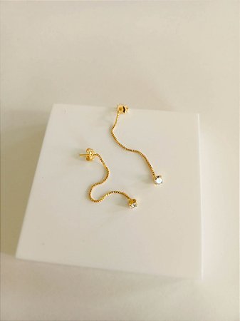 Brinco fio de corrente veneziana com ponto de luz (semijoia banhada a ouro 18k)