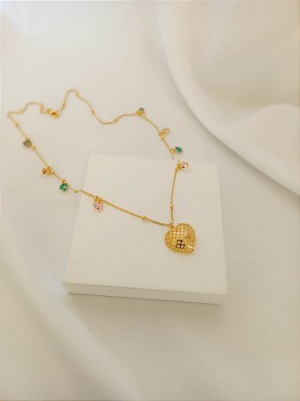 Colar com coração vazado e corações em zircônias coloridas (semijoia banhada a ouro 18k)