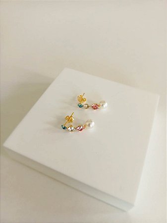 Brinco 3 strass e pérola (semijoia banhada a ouro 18k)