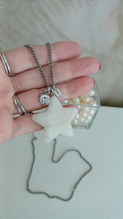 Colar estrela resina (creme) e ponto de luz - COL1223