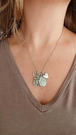 Colar patuá com medalhas, corações e cruz - COL1234