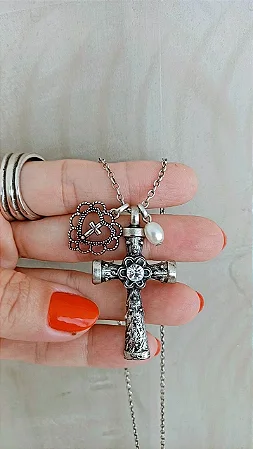 Colar patuá cruz, coração e pérola - COL1245