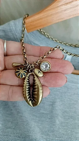 Colar patuá com búzio e ponto de luz - COL1255