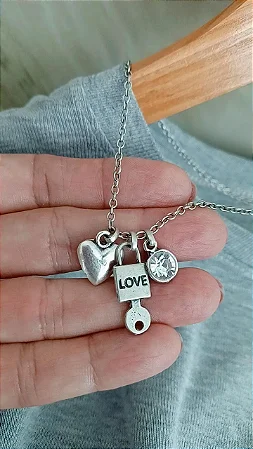 Colar patuá com cadeado, coração e ponto de luz - COL1259