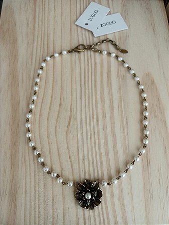 Colar flor com pérolas (ouro velho) - COL917