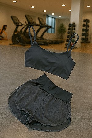 Conjunto short saia duplo. Cinza chumbo…