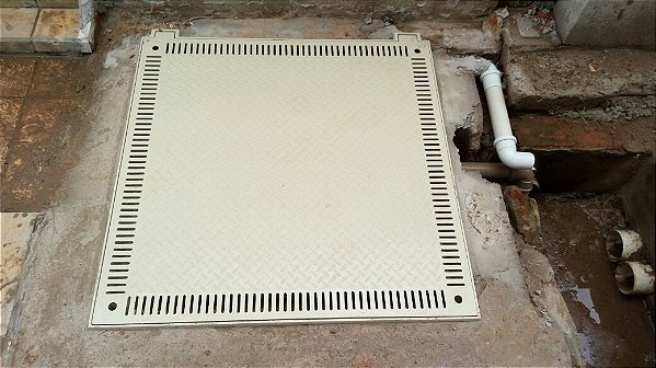 Tampa Ventilada Basculante em Alumínio para Casa de Máquinas, com superfície antiderrapante medindo 88 x 88 cm e 70 x 70 cm internamente