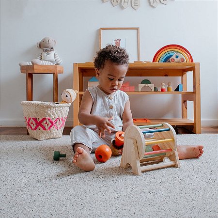 Brinquedo sensorial infantil com texturas e cores vibrantes