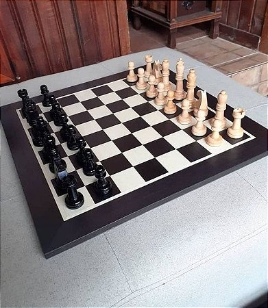 Tabuleiro de xadrez de madeira com peças de xadrez, atividade de