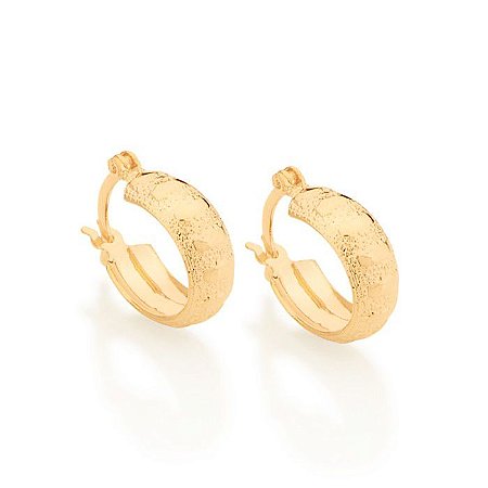 ARGOLA LARGA FOLHEADOA OURO COM DETALHES EM RISCOS. MED 1,5CM ROMMANEL 522904