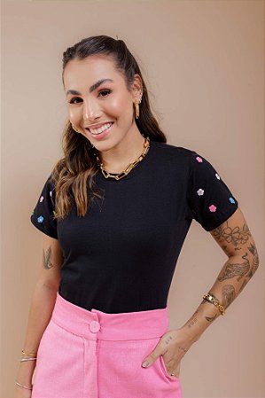 T-Shirt - Flores na manga - Preto