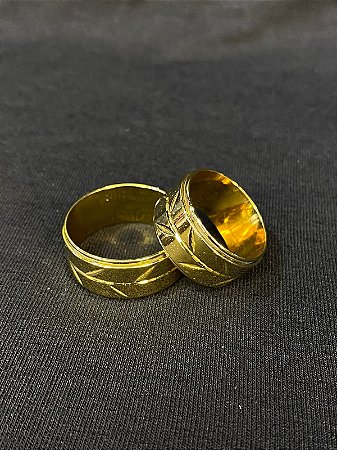 ALIANÇA DE CASAMENTO COM DESENHO ORIENTAL BANHADA A OURO 18K