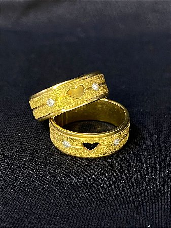 ALIANÇA DE CASAMENTO COM BRILHO E CORAÇÃO BANHADA A OURO 18K