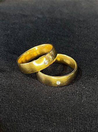 ALIANÇA DE CASAMENTO TRADICIONAL COM PEDRA DE ZIRCÔNIA BANHADA A OURO 18K