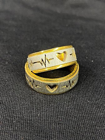 ALIANÇA DE COMPROMISSO COM CORAÇÃO BANHADA A OURO 18K COM DETALHES NO AÇO INOX