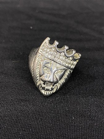 DEDEIRA LEÃO C/ COROA CRAVEJADA AÇO INOX