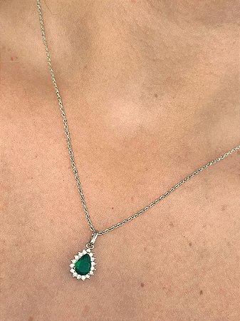 Colar com Pingente de Gota Esmeralda Cravejada ao Redor