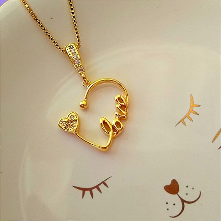 Colar coração cravejado com zircônia escrito Love banhado a ouro