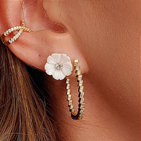 Brinco de argola 3cm  cravejada com microzircônias banho de ouro