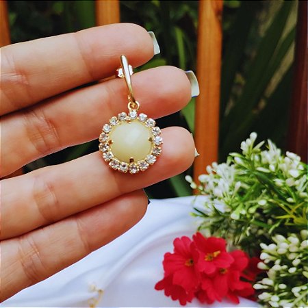 Brinco com pingente redondo cravejado de zircônias banhado a ouro