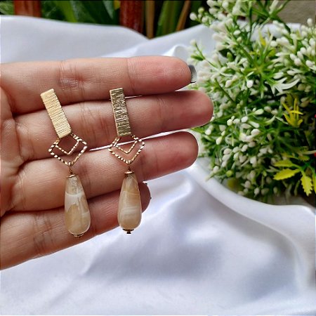 Brinco longo geométrico com pingente de miçanga banhado a ouro