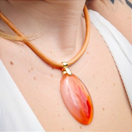 Choker gargantilha de courino caramelo com pingente de ágata vermelha banhado a ouro