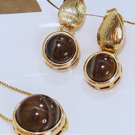 Conjunto de colar e brinco redondo com detalhes de pedra jaspe policromático banhado a ouro