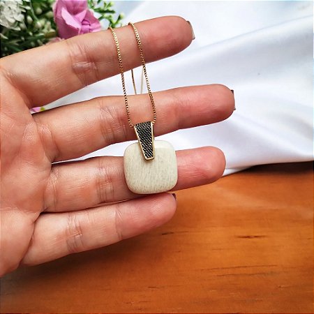 Colar com Pingente de Pedra Quadrada Amazonita Bege Banhado a Ouro