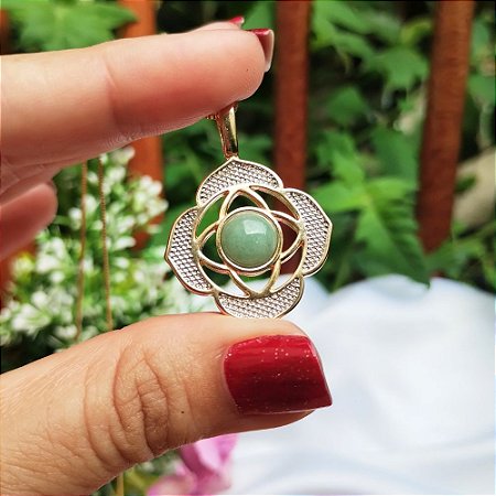 Colar com Pingente de Flor e Pedra Redonda de Quartzo Verde Banhado a Ouro