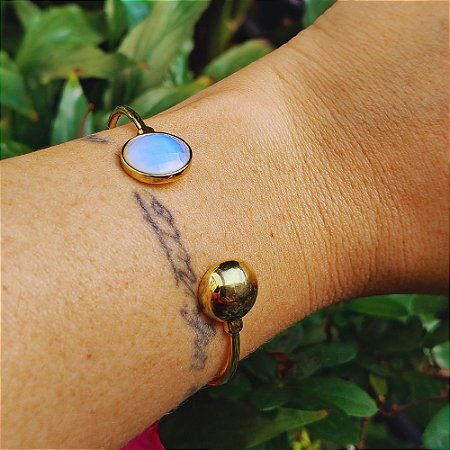 Bracelete Aberto com Pedra Facetada de Opalina Banhado a Ouro