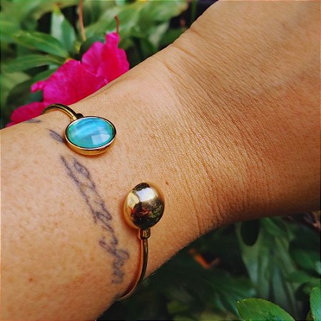 Bracelete Aberto com Pedra Facetada de Madrepérola Azul Banhado a Ouro