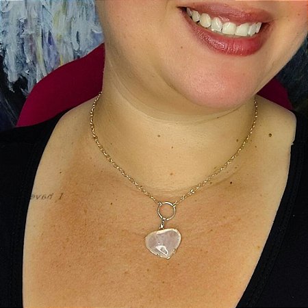 Colar Curto com Pingente de Coração de Quartzo Rosa Banhado a Prata