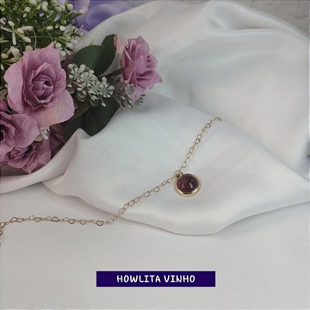 Pulseira de Corrente de Corações com Pingente de Pedra Howlita Vinho Banhada a Ouro