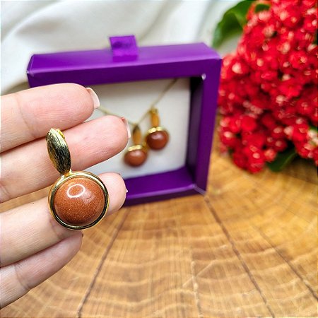 Conjunto de Pedra do Sol Redonda com Detalhes Banhado a Ouro